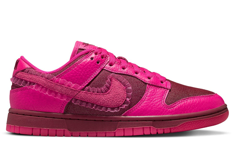 Nike Dunk Low Valentine's Day 2022 (W)